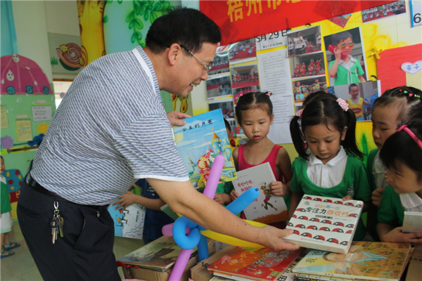 梧州市總工會(huì)黨組書記、常務(wù)副主席朱明勝在梧州市總工會(huì)到梧州高新區(qū)雙語(yǔ)實(shí)驗(yàn)學(xué)校開(kāi)展關(guān)愛(ài)農(nóng)民工留守活動(dòng)中為孩子們送上學(xué)習(xí)用具