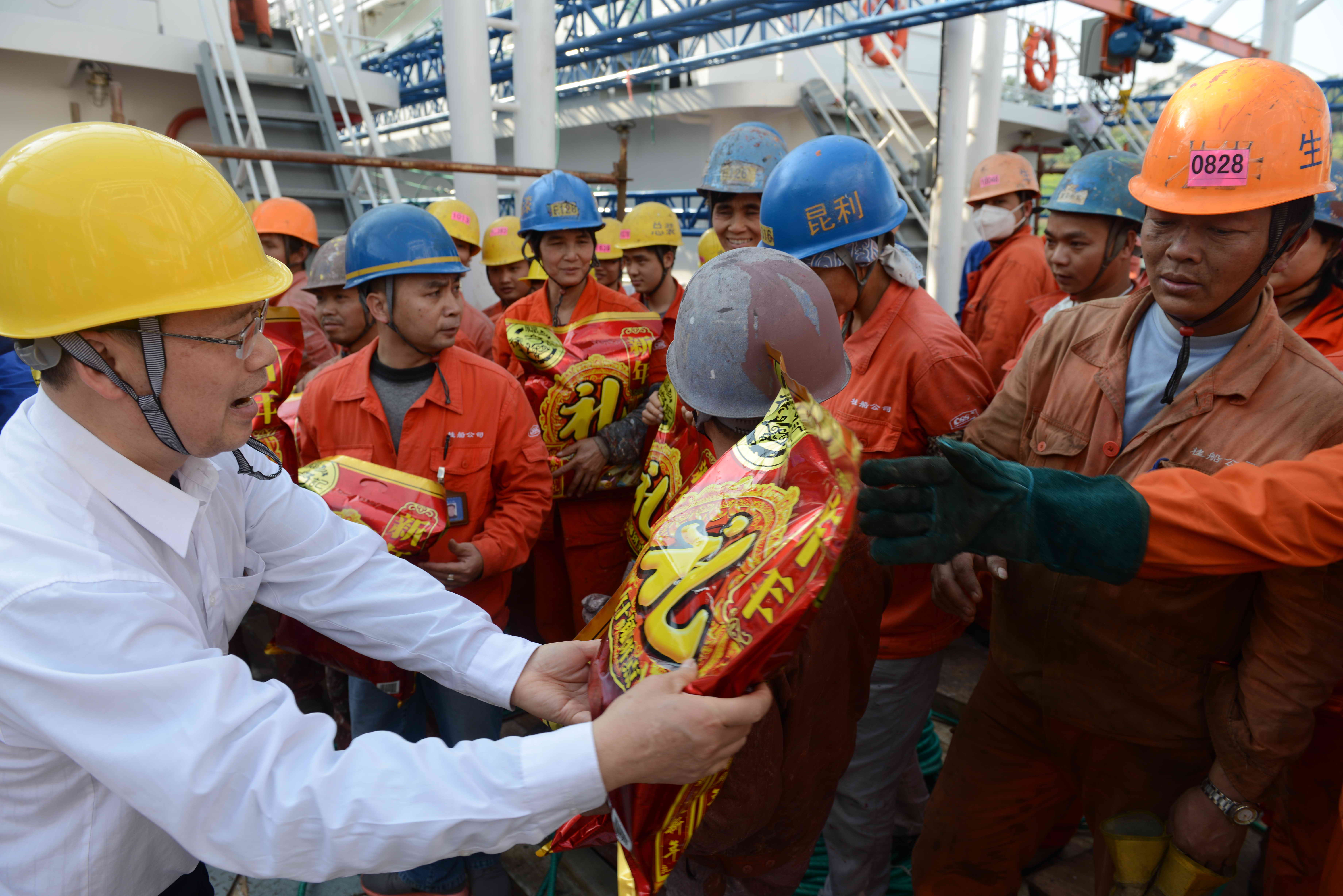 梧州市總工會(huì)黨組書記、常務(wù)副主席朱明勝為一線職工贈(zèng)送新春禮包.jpg