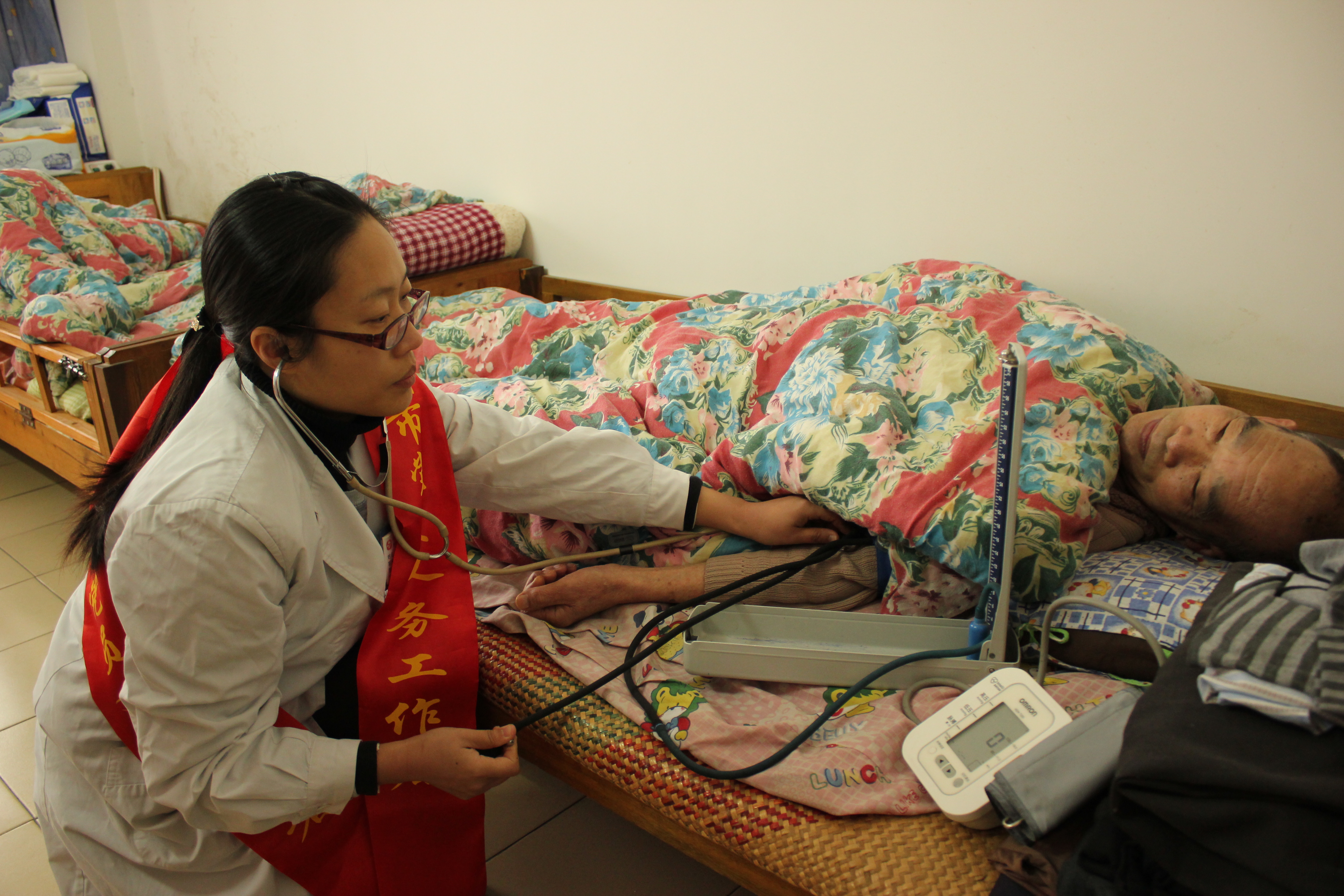 市婦幼保健院聯(lián)合開展“弘揚雷鋒精神，愛心服務社區(qū)”志愿服務活動