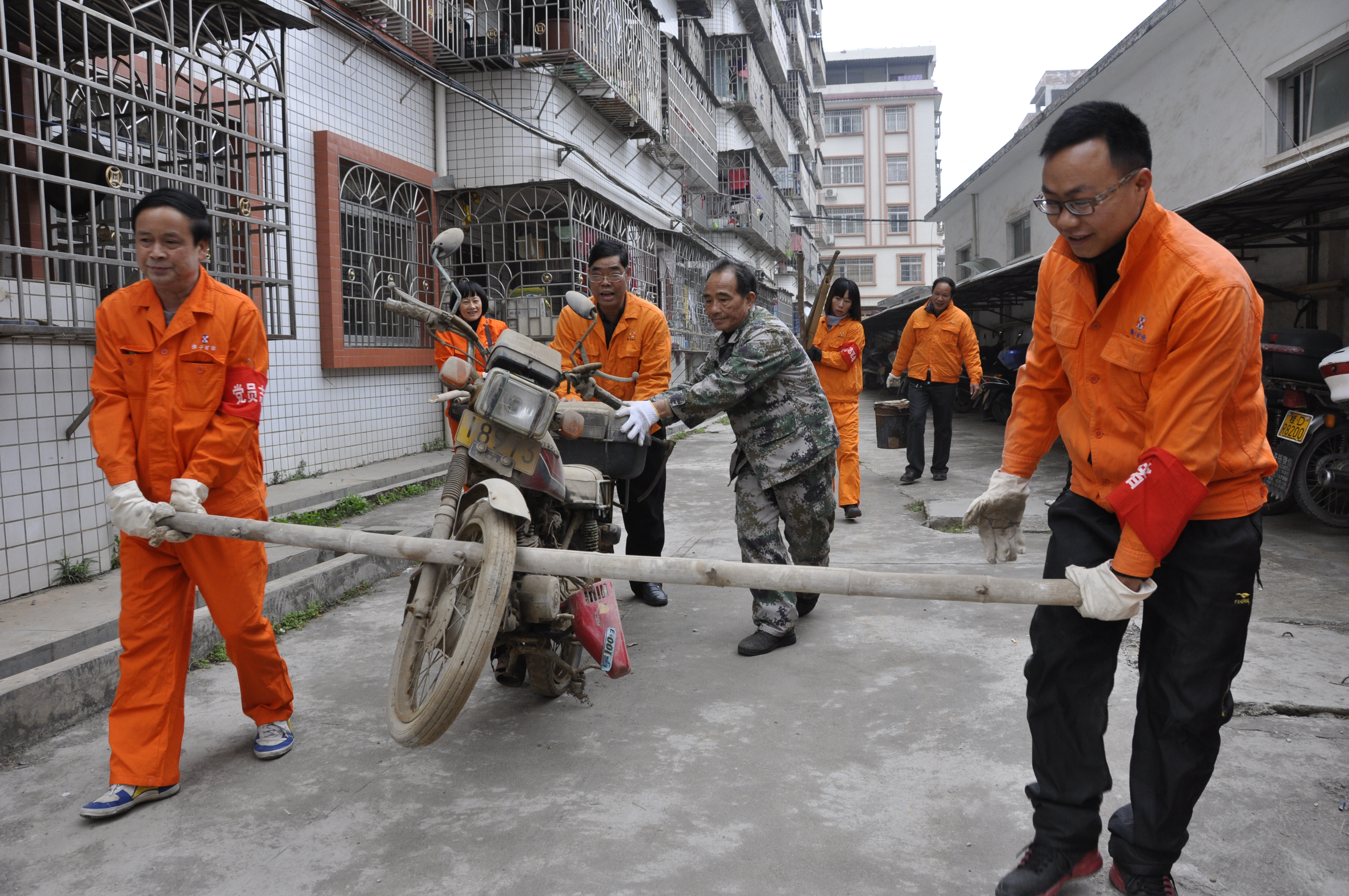 佛子公司開展清理廢舊摩托車、自行車、生活垃圾志愿者服務活動