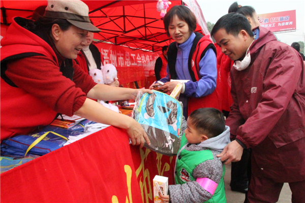梧州市總工會黨員義工為返鄉(xiāng)務(wù)工的小孩送上書包.jpg