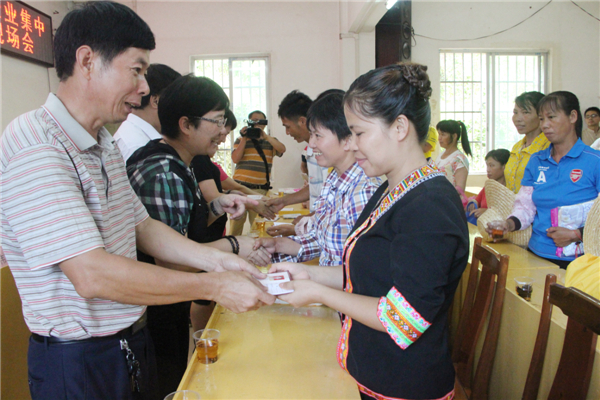 市縣鎮(zhèn)領導班子為六堡茶行業(yè)新入會農(nóng)民工頒發(fā)工會會員證