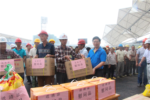市總工會(huì)黨組書記、常務(wù)副主席為在建體育場(chǎng)農(nóng)民工送清涼
