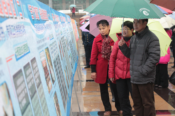 梧州市總工會(huì)組織干部職工觀看“查處發(fā)生在群眾身邊的‘四風(fēng)’和腐敗問(wèn)題專項(xiàng)工作成果展”