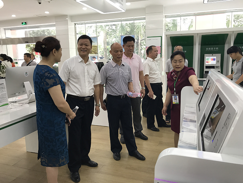5-與會人員觀摩岑溪農(nóng)村商業(yè)銀行營業(yè)大廳，圖為觀摩銀行智能新系統(tǒng).JPG