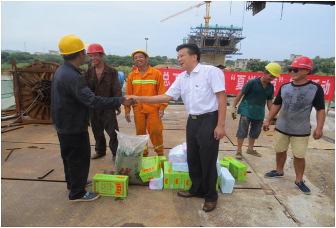 藤縣人大副主任、總工會主席陳淼東在衫花根大橋建設(shè)工地開展“夏送清涼”慰問活動.jpg