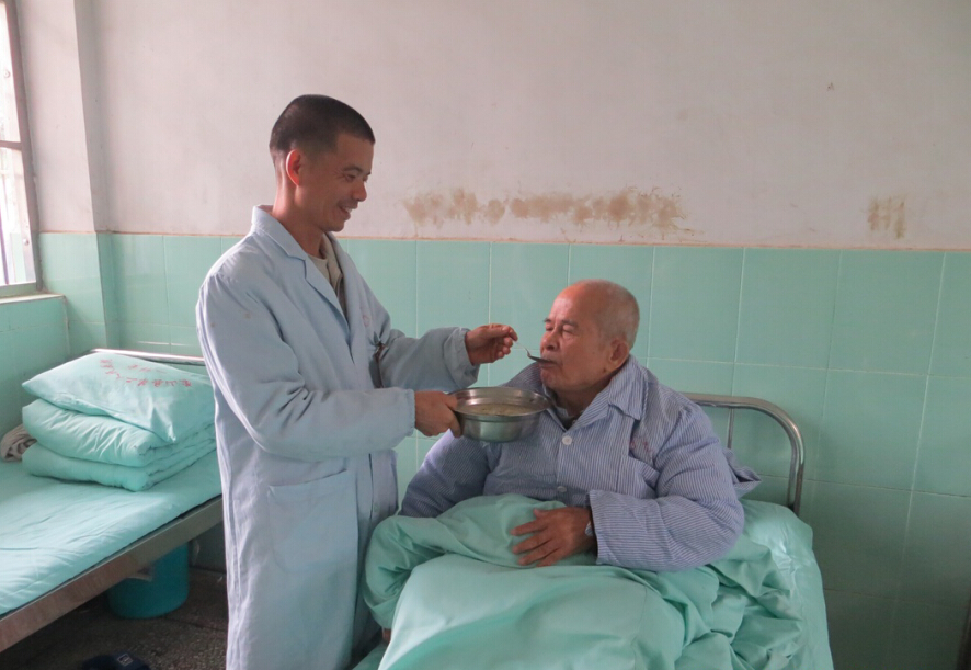 10余年不舍晝夜守護精神病患