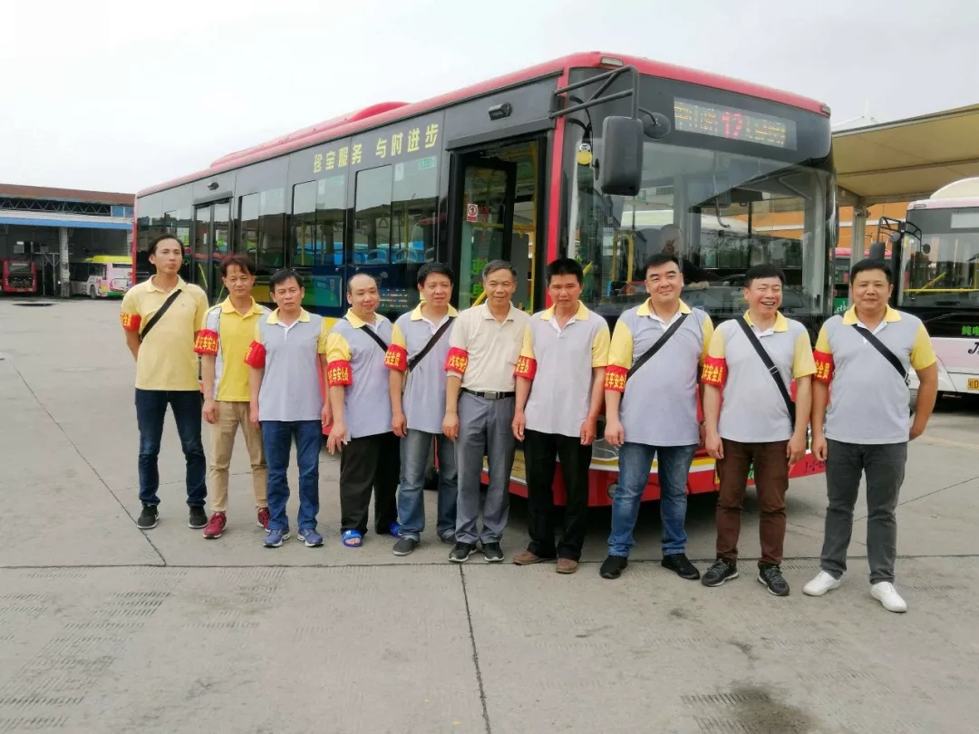 你坐過12路公交車嗎？為你服務(wù)的是“全國工人先鋒號”哦