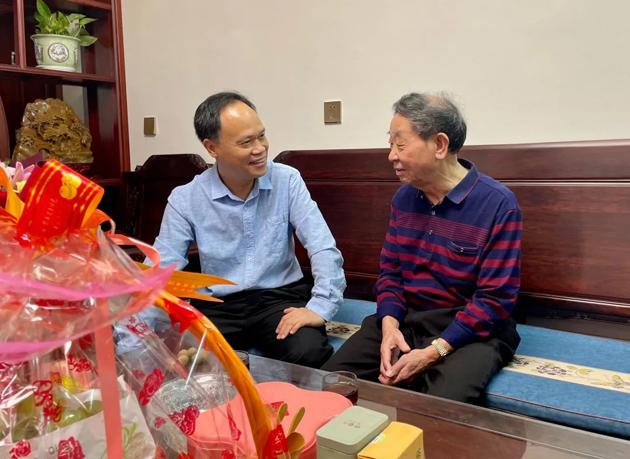 秋意濃，情意真，重陽(yáng)慰問暖人心