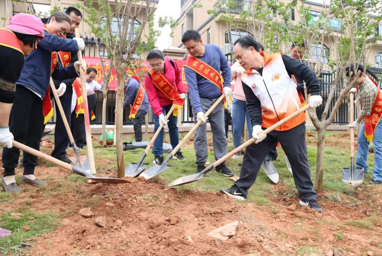弘揚勞模精神、勞動精神、工匠精神！梧州勞模工匠義務植樹迎“五一”