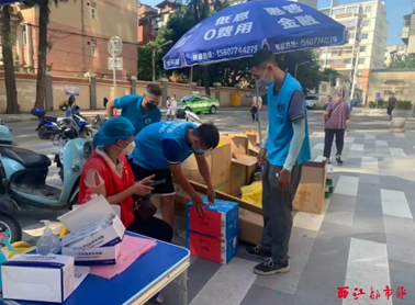 【職工抗“疫”剪影】⑤送餐、送菜、送藥、送米油……疫情期間奔走在物資配送一線的外賣小哥