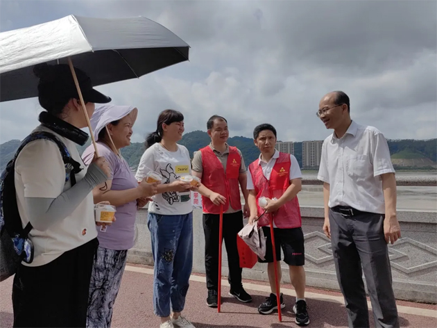 梧州市總工會(huì)“送清涼”慰問(wèn)堅(jiān)守在防汛抗洪一線的職工