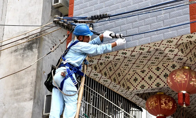 南方電網(wǎng)廣西新電力集團(tuán)梧州供電公司整治“低電壓” 群眾用上放心電