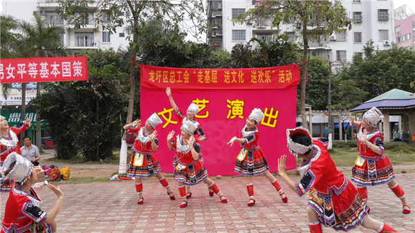 為豐富廣大職工群眾的精神文化生活，營造歡樂祥和的節(jié)日氣氛，2015年春節(jié)期間龍圩區(qū)總工會深入開展“走基層 送文化 送歡樂