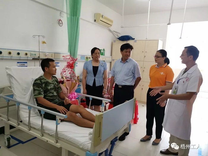 岑溪市總工會(huì)慰問(wèn)塌方搜救一線工作隊(duì)員