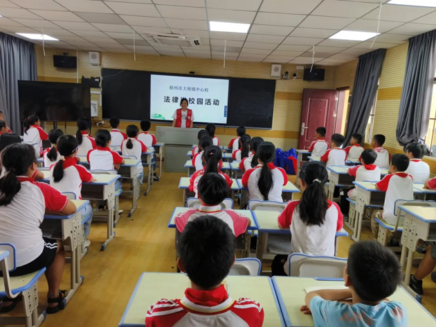 龍圩區(qū)總工會開展“法律進(jìn)校園”活動