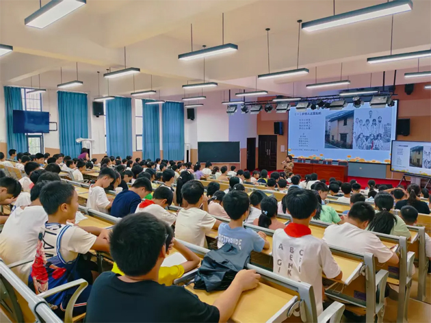 廣西五一勞動獎?wù)芦@得者冼友蕓到蒼梧第一實(shí)驗(yàn)小學(xué)開展主題宣講活動