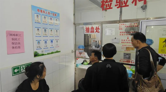 龍圩區(qū)總工會為困難職工、農民工等群體人員開展免費體檢活動