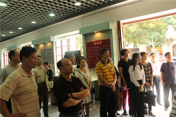 為踐行社會(huì)主義核心價(jià)值觀，進(jìn)一步弘揚(yáng)優(yōu)秀傳統(tǒng)文化，引領(lǐng)全市廣大職工群眾文明祭祖，文明追思。4月3日梧州市總工會(huì)組織干部職